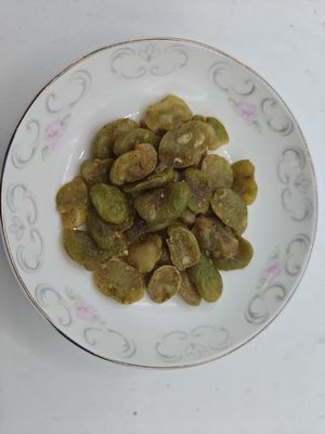 Szmaragdowe chipsy z czosnkiem z czarnym złotem