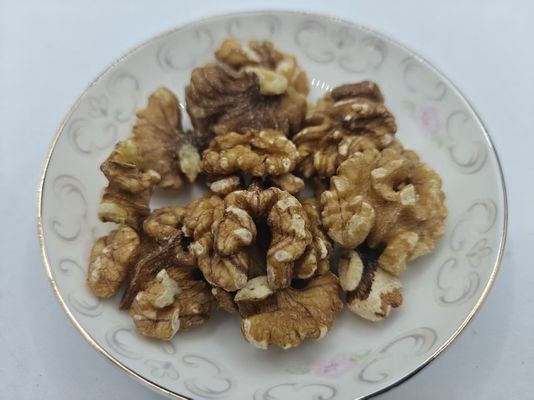 Zdrowe prażone jądra orzechów włoskich z naturalnych składników