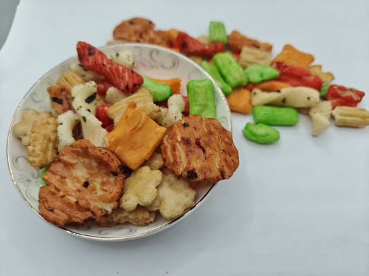 Oryginalne, spersonalizowane smaki mieszanych krakersów ryżowych, opakowanie zbiorcze z olejem