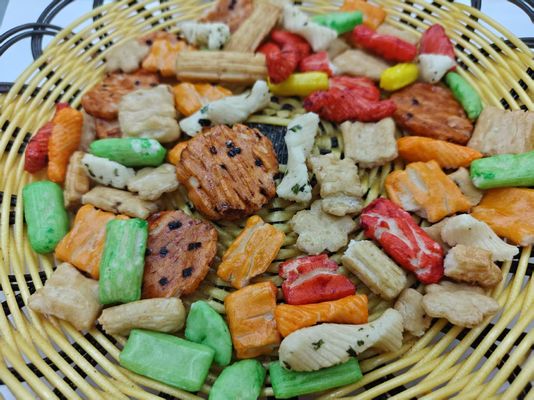 Oryginalne, spersonalizowane smaki mieszanych krakersów ryżowych, opakowanie zbiorcze z olejem