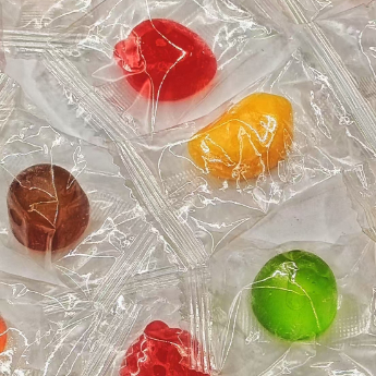 Kolorowe indywidualnie owinięte cukierki do imprez