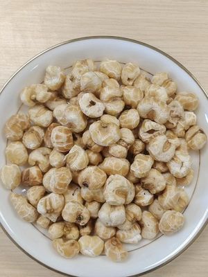 Chrupiące, smaczne, naturalne, bezolejne, pieczone, pieczone kukurydzy, przekąski