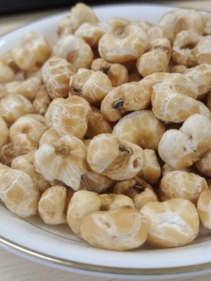 Chrupiące, smaczne, naturalne, bezolejne, pieczone, pieczone kukurydzy, przekąski