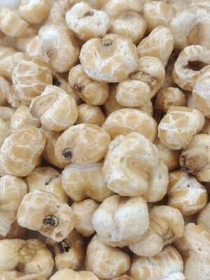 Chrupiące, smaczne, naturalne, bezolejne, pieczone, pieczone kukurydzy, przekąski