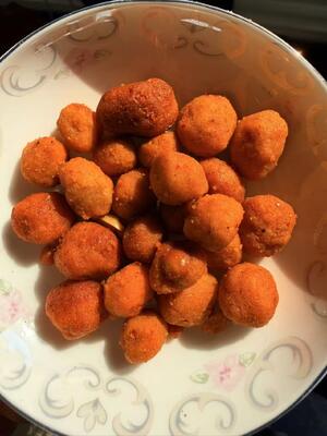 Złote, chrupiące orzeszki ziemne z żółtkiem i pikantnym smakiem w opakowaniu OEM na zamówienie