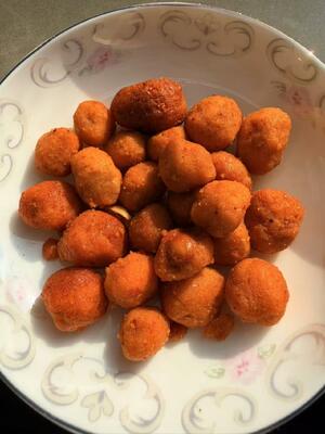 Złote, chrupiące orzeszki ziemne z żółtkiem i pikantnym smakiem w opakowaniu OEM na zamówienie