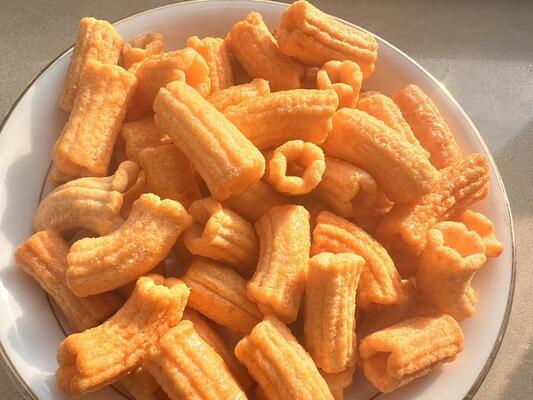 Koreanki ryżowe w smaku słodko-pikantnym pyszna mieszanka przekąsek, paski z ciasta ryżowego opracowane dla etnicznych kategorii przekąsek