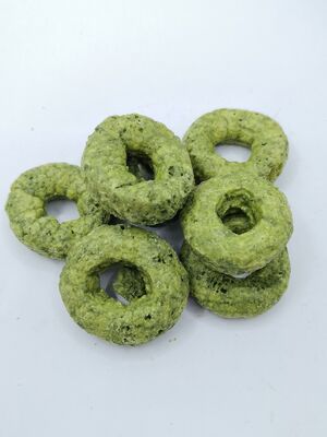 Matcha Crispy Rings - orzeźwiająca mieszanka Matcha i ziaren, lekka chrupiąca przekąska w kształcie pierścienia, bez poczucia winy, wszechstronna na każdą okazję