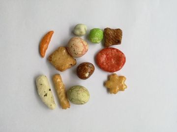 Halal Certificate Coated Peanuts Mixed Pikantne Krakersy Ryżowe Kolorowe Przekąski