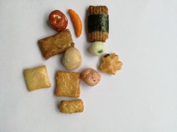 Crispy Baked Rice Cracker Mix Z Peanuts Pokryty Zielony Groch