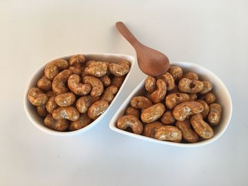 Surowe mielone przekąski z orzechami nerkowca Smaczne Sriracha Chili Flavoured Spicy Cashew Pełne wartości odżywcze OEM