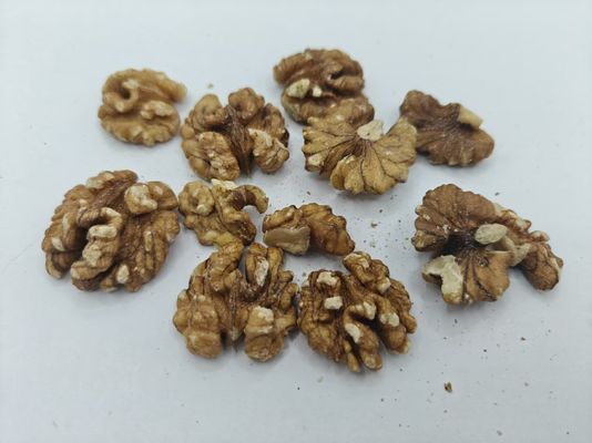 Zdrowe prażone jądra orzechów włoskich z naturalnych składników