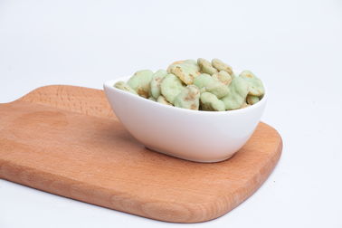 Chrupiąca sucha prażona fasola z frytkami z wasabi Smakowa próbka przekąsek Dostępna