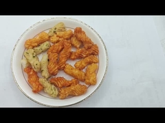 Mieszane krakersy ryżowe ze smakiem glonów morza i sosu sojowego